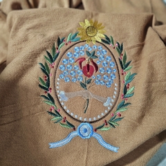 Ruana ESCUDO FLORAL Camel -