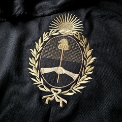 RUANA NEGRA ESCUDO DORADO - - comprar online