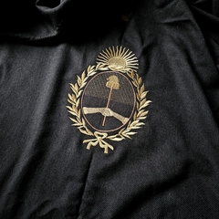 RUANA NEGRA ESCUDO DORADO - - Pitrelli
