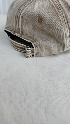 GORRA JEAN NEVADO MARRÓN ESCUDO - comprar online