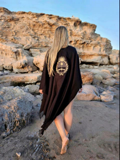 RUANA NEGRA ESCUDO DORADO -