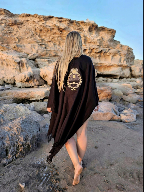 RUANA NEGRA ESCUDO DORADO -