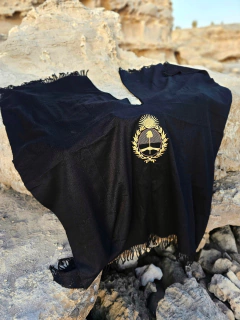 RUANA NEGRA ESCUDO DORADO - en internet