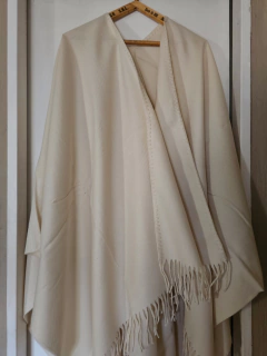 RUANA ESCUDO DORADO BEIGE en internet