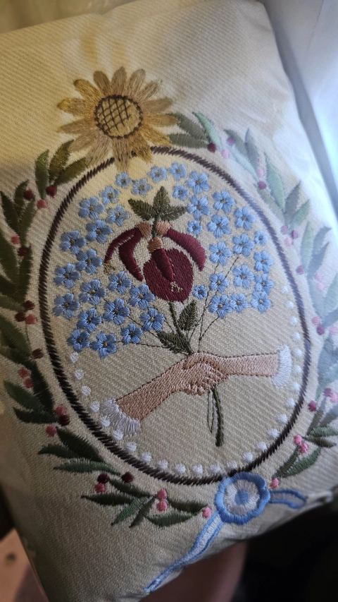 RUANA ESCUDO FLORAL BEIGE