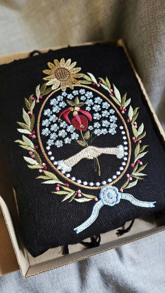 Ruana ESCUDO FLORAL negra