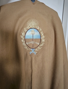 RUANA ESCUDO DORADO DEGRADE Camel - comprar online