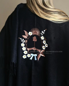 RUANA ESCUDO PRIMAVERA en internet