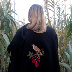 RUANA HORNERO EN CEIBO (COLOR NEGRO) - comprar online