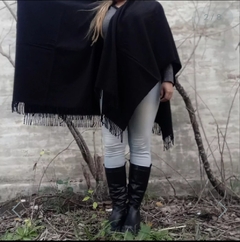 Ruana ESCUDO FLORAL negra - Pitrelli