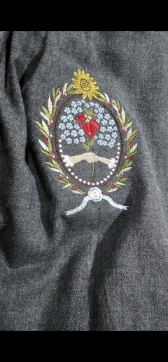 Ruana ESCUDO FLORAL gris