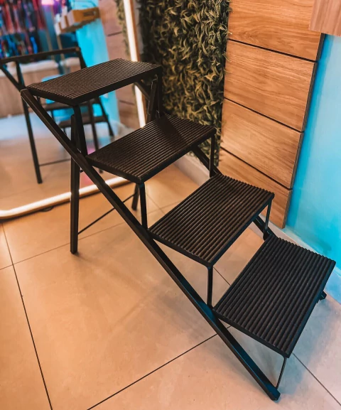 Escada com Quatro Degraus - Preta Emborrachada