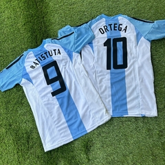 CAMISETA RETRO - ARGENTINA 2002 - TITULAR - ORTEGA Y BATISTUTA - comprar online