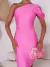 Vestido rosa de um ombro só, com detalhe drapeado e bolsa de festa com paetês em tons de rosa.