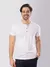 homem usando camisa henley branca manga curta algodão egípcio