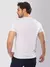 homem usando camisa henley branca manga curta algodão egípcio