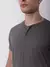 Homem usando camisa henley cinza de manga curta. Camisa henley cinza  em algodão egípcio
