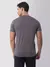 Homem usando camisa henley cinza de manga curta. Camisa henley cinza  em algodão egípcio