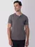 Homem usando camisa henley cinza de manga curta. Camisa henley cinza  em algodão egípcio