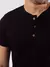 Homem usando camisa henley preta de manga curta. Camisa henley preta em algodão egípcip