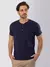 homem usando camisa henley azul marinho de manga curta em algodão egípcio