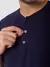 homem usando camisa henley azul marinho de manga curta em algodão egípcio