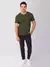 Homem usando camisa henley verde militar manga curta em algodão egípcio