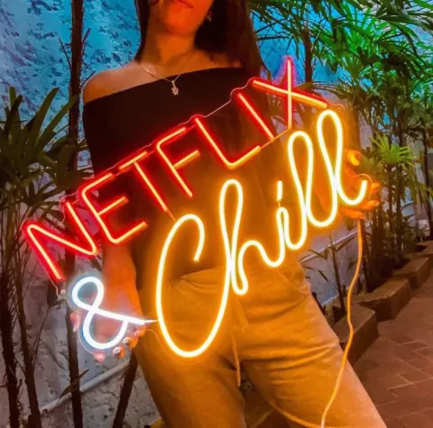 Luminária Neon Led Netflix & Chill 60x36cm