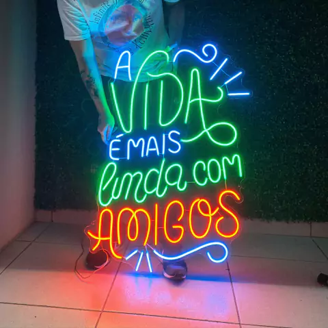 Luminária Neon Led A vida é mais linda com amigos 68x100cm