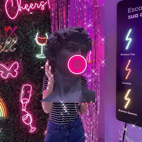 Luminária Neon Led Busto David Bubblegum 40x60cm