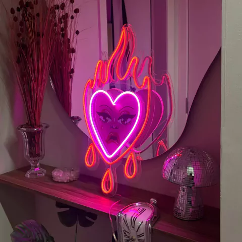 Luminária Neon Led Coração em Chamas 32x55cm
