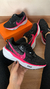 Imagem do Nike Zoom Pegasus preto detalhe pink premium | forma exata