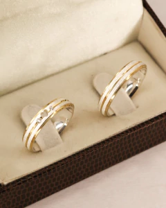 Par aliança prata 950 de namoro compromisso modelo Cairo 5mm com aplique de ouro, com acabamento escovado e um coração vazado