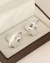 Aliança de namoro em prata 950 modelo Emma 4mm com acabamento granitado e acabamento liso, apresentadas em estojo marrom com interior creme