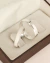 Aliança de namoro em prata 950 modelo Emma 4mm com acabamento granitado e liso, apresentada em estojo de veludo branco com caixa marrom texturizada