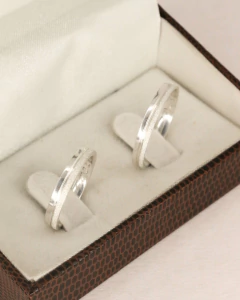 Aliança de namoro em prata 950 modelo Ipanema 3mm, acabamento granitado, apresentada em estojo de veludo bege com acabamento externo marrom texturizado