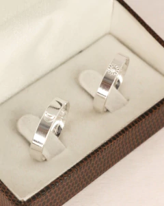 Aliança de namoro em prata 950 modelo Compromisso Sol e Lua com acabamento granitado, 5mm, em estojo acolchoado marrom