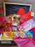 Cestas de chocolate Love Love, com balão personalizado e flores na internet