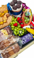 Bandeja Gourmet "Parabéns para você 2 com pelúcia" (bolo de aniversário, frios, frutas, pães e bolachinhas) - encomendas 1 dia antecedência na internet