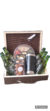 Cesta de cerveja com muito petiscos e copo stanley