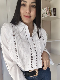 Camisa con detalles calados en internet