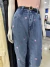 MOM JEANS BORDADA CORAÇÃO ROSA na internet
