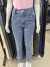 MOM JEANS BORDADA BORBOLETA