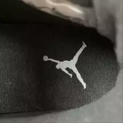 AIR JORDAN 4 RETRO na internet