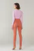 foto da modelo toda de costas com a Calça andréa botões skinny terracota.
