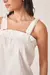 Blusa regata off-white em tecido premium, alças largas com laço e caimento fluido