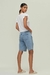 Foto das costas da modelo all look com a Bermuda mari azul claro destroyed