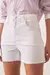 zoom no Short feminino branco em jeans premium, fivepockets e fechamento por botão forrado.