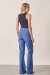 Calça jeans flare azul andreza de cintura alta, com cós triplo, base andreza, foto da parte de trás all look.