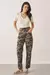 Calça jeans camuflada oliva Bárbara com cintura alta e fechamento por botões de pressão forrados
